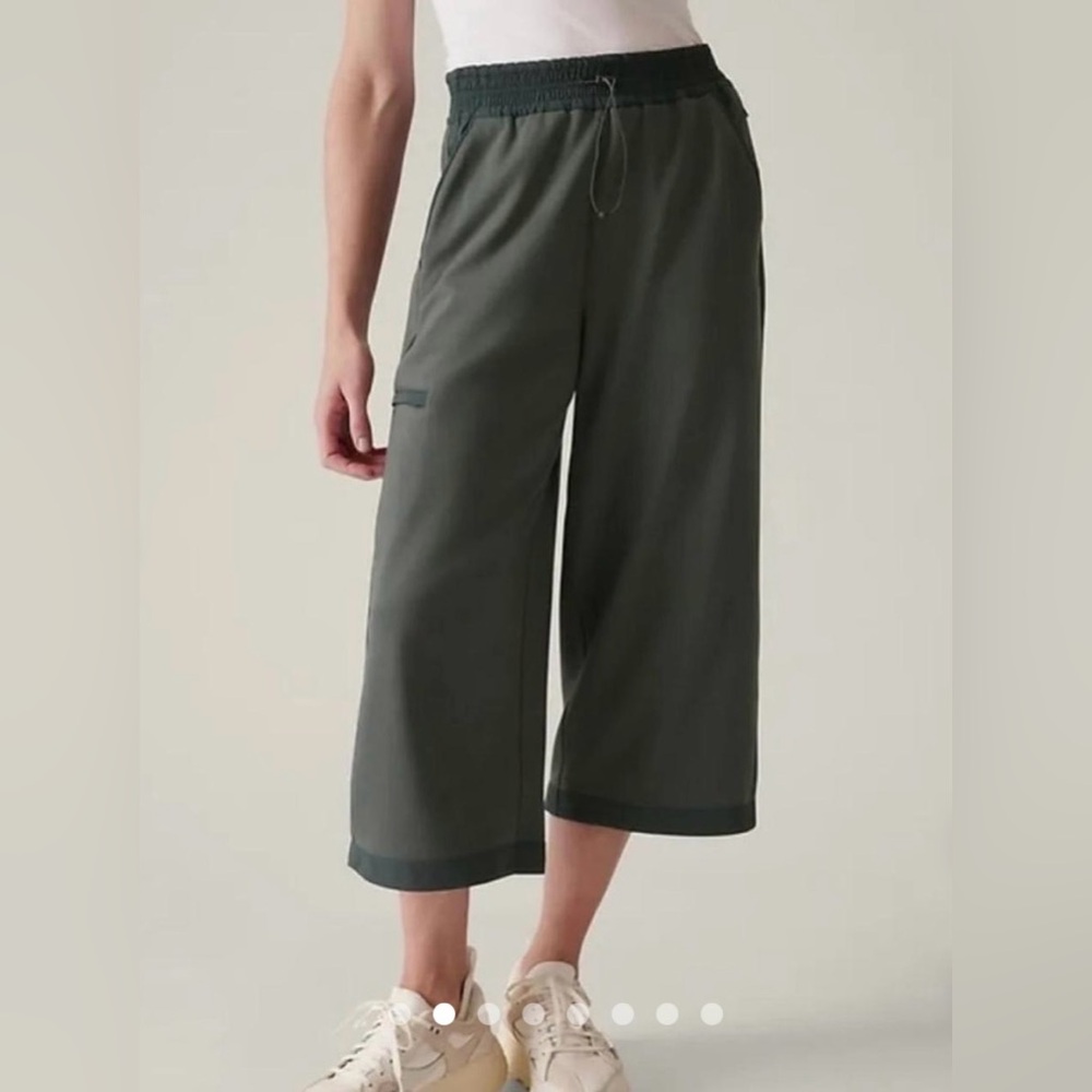 Athleta Triumph Hybrid Wide Cropped Pants size Pants size XS in army green. GUC.